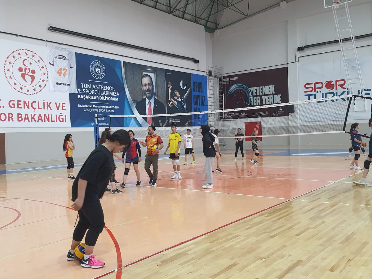 Voleybol antrenörümüz Sait KORHAN’ın sporcuları ile antremanından <a href="/RTErdogan/">Recep Tayyip Erdoğan</a> <a href="/kasapoglu/">Dr. Mehmet Kasapoğlu</a> <a href="/mehbaykan/">Mehmet Baykan</a> <a href="/hamzayerlikaya/">Hamza Yerlikaya 🇹🇷</a> <a href="/kamuranozden/">Kamuran ÖZDEN</a>