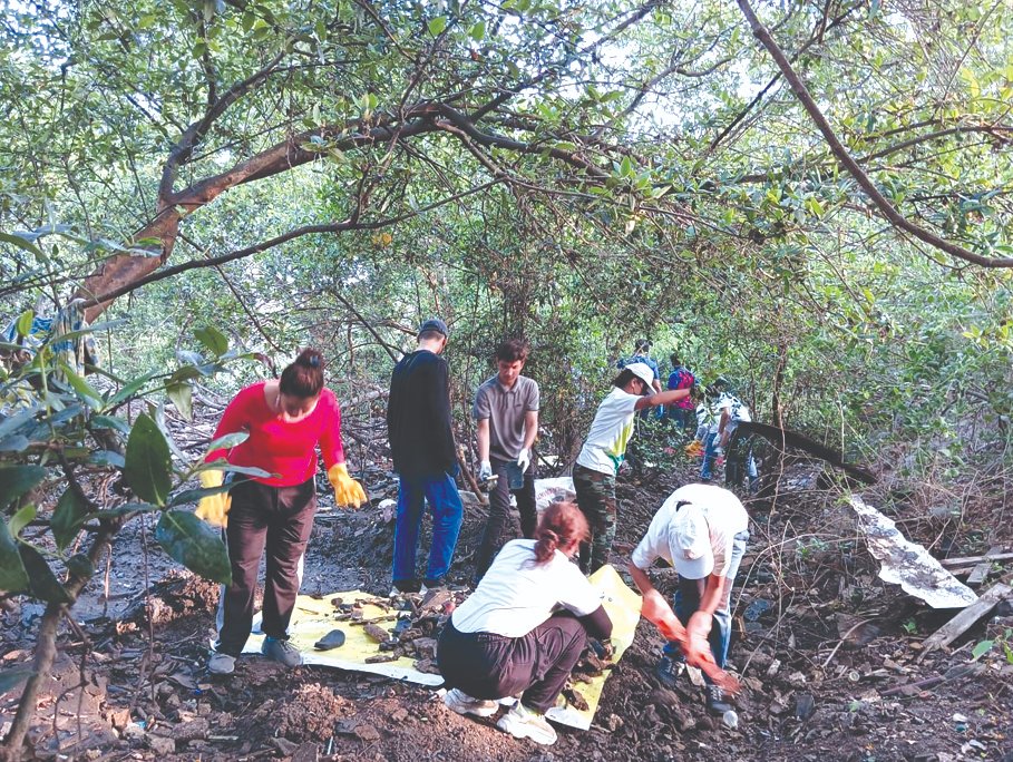 NewsbandTweets's tweet photo. “Team Jallosh - project Mumbai with 15 members team and Mangrove Foundation supported us immensely and expressed their desire to unite with us twice a month.” 

https://t.co/iABJZx1q3l

#EnvironmentLifeFoundation #mangrovecleanupdrive  #nmmc #waste #Reduce #Reuse #Recycle https://t.co/ejXJYgqmea