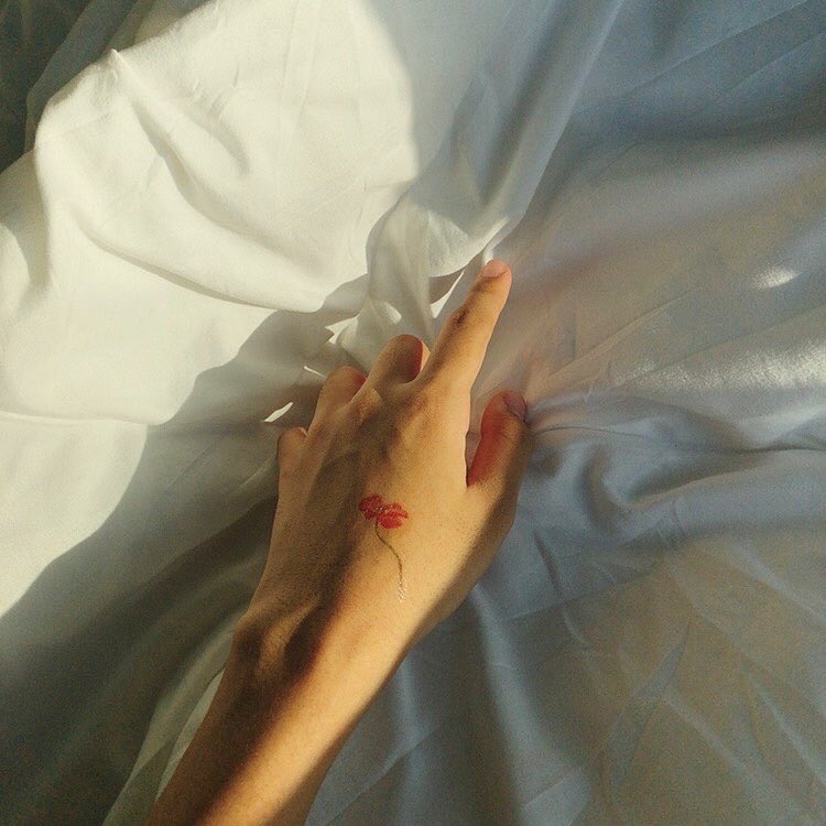 การ์ดทุกใบเราวาดมือหมดเลยนะ ดังนั้นแต่ละใบจะไม่เหมือนกัน🥺🥺 ส่วนแททูสติกเกอร์เป็นรูปดอกไม้เหมือนกัน เป็นเซทที่เรารักมาก ๆ ตามในภาพนี้เลย