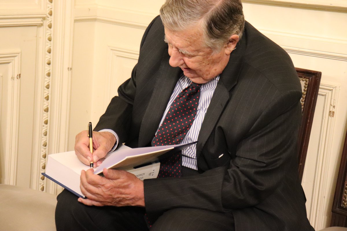 AustralDerecho's tweet photo. En una tarde memorable, Héctor A. Mairal presentó en nuestra Sede Cerrito, la nueva edición de su obra “Control Judicial de la Administración Pública”. Durante el encuentro se refirieron a la obra @mjgmansilla #AlfonsoSantiago #AlbertoBianchi y @smcastrovidela Sigue en hilo https://t.co/ERm9PW0Bs9