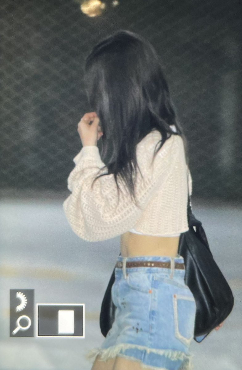 elsserafim's tweet photo. SAKURA and CHAEWON's first fansite previews as LE SSERAFIM 🥺🖤 https://t.co/gagRQtXN6h