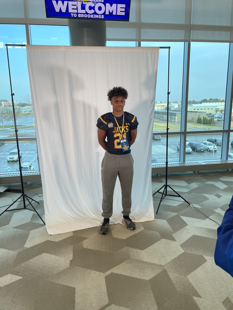 1ErikLewis's tweet photo. Had a great time this weekend @GoJacksFB with some amazing coaches and facilities! Cant wait to be back. 
Thank you @CoachBobbit and @CoachMeyersSDSU for having me! https://t.co/5IW3Jtihip