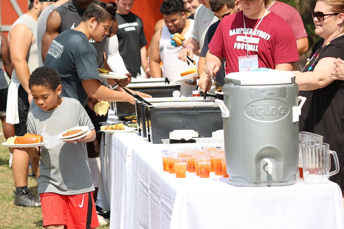 HSC__FOOTBALL's tweet photo. Family business 🧳

#RollTigers #WIN https://t.co/4IIG5jFxYA