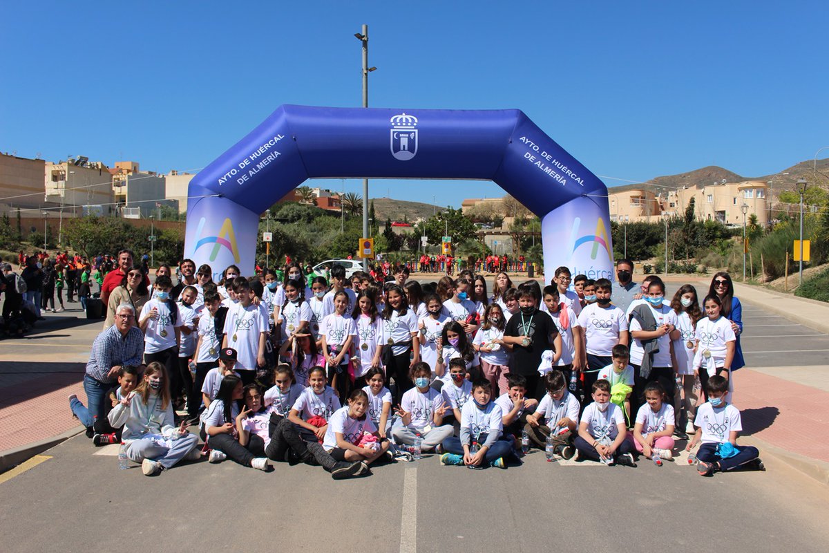 huercalalm's tweet photo. Los niños y niñas han corrido durante 1 kilómetro por el Bulevar y se han llevado su correspondiente medalla. ¡Enhorabuena a todos/as! https://t.co/dnaUHKgGuz