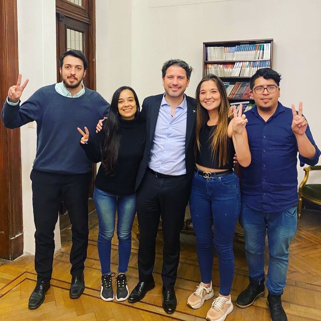 EscuelaUnidad's tweet photo. Primera jornada del Programa Federal de Formación Política para Jóvenes Dirigentes.

Con el objetivo de colaborar en la formación de cuadros políticos acompañamos a jóvenes de Corrientes, Río Negro, Mendoza y Jujuy en el intercambio con funcionarios del gobierno nacional. https://t.co/CZdJobdg8M