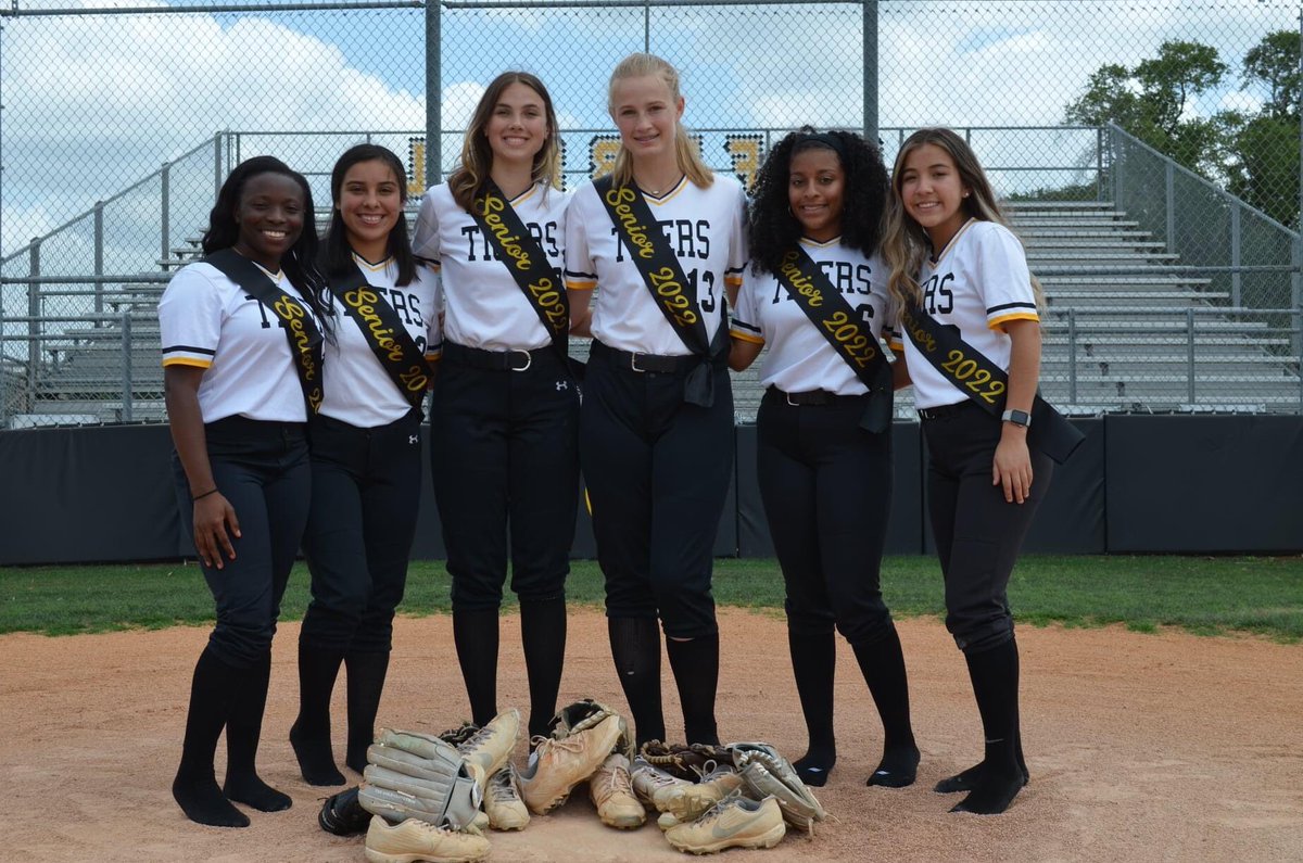 SwhsClub's tweet photo. Thank you, Tiger softball, for a memorable season, and thank you seniors!  Best wishes to you in the future! @woods_2020 @SpringWoodsHigh #tigercountry #classof2022 #ladytigersoftball #swhsladytigers #springwoodshigh https://t.co/IjJhmelCna