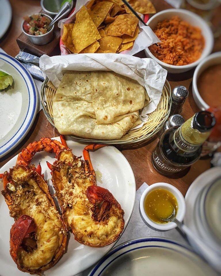 With who would you share this tasty feast with in Puerto Nuevo? #Rosarito 😍
📷thecuriouspassport