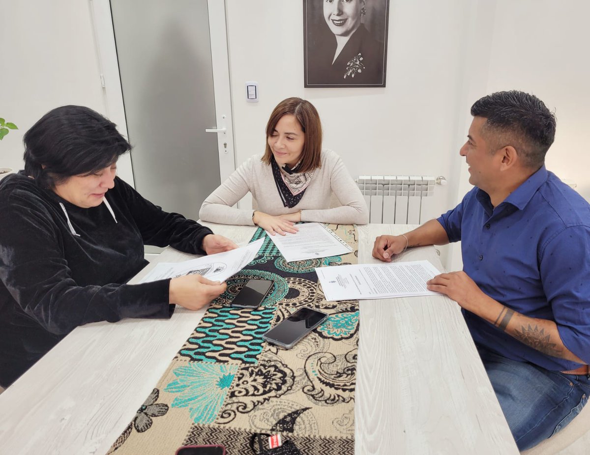 JavierCalisaya's tweet photo. #ProyectoParidad✍️| Junto a mis pares @CSusnar y @mora_laly, nos reunimos para avanzar en la organización de la Comisión Especial que se llevará adelante el #9deMayo, en la cual se debatirá el proyecto que presenté junto a mi equipo👇🏽 https://t.co/GNu5NQZLyM