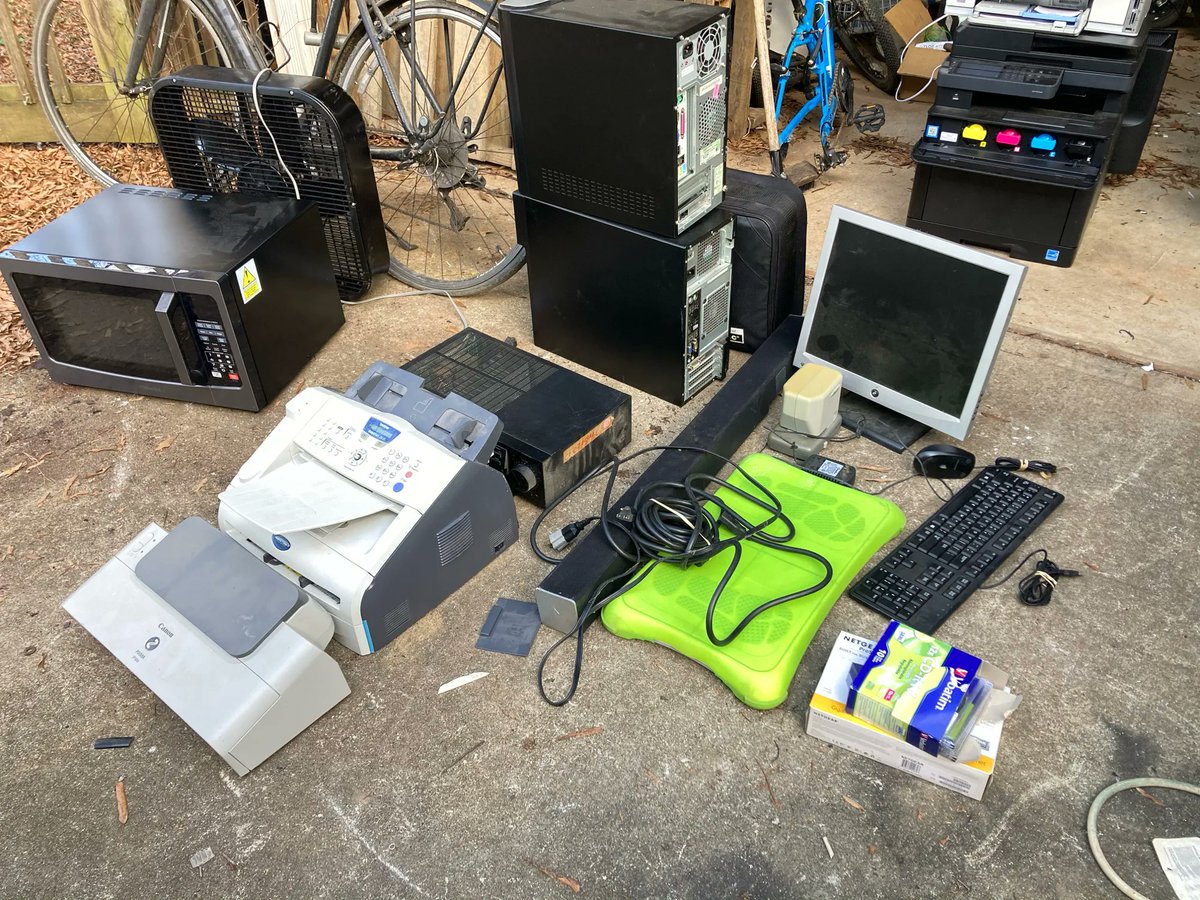 CoCoTheGeek's tweet photo. 💁🏾‍♀️Put in the work if you want results! 

#ewaste #ewasterecycling #ewastemanagement #cocothegeek #electronicrecycling #electronicscrap #electronicsrecycling #desktoppc #printers #faxmachine #computerequipment https://t.co/4N9lk9zoOp