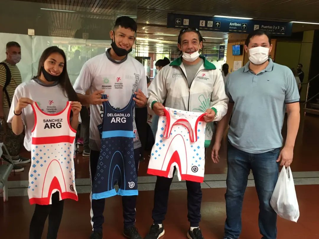 Esta mañana despedimos a los deportistas Azul Sanchez y Cristhian Delgadillo de Lucha Olímpica; y a Facundo Doval y Marcos Gonzalez de Voleibol de Playa, que partieron rumbo a los @JSJRosario2022
