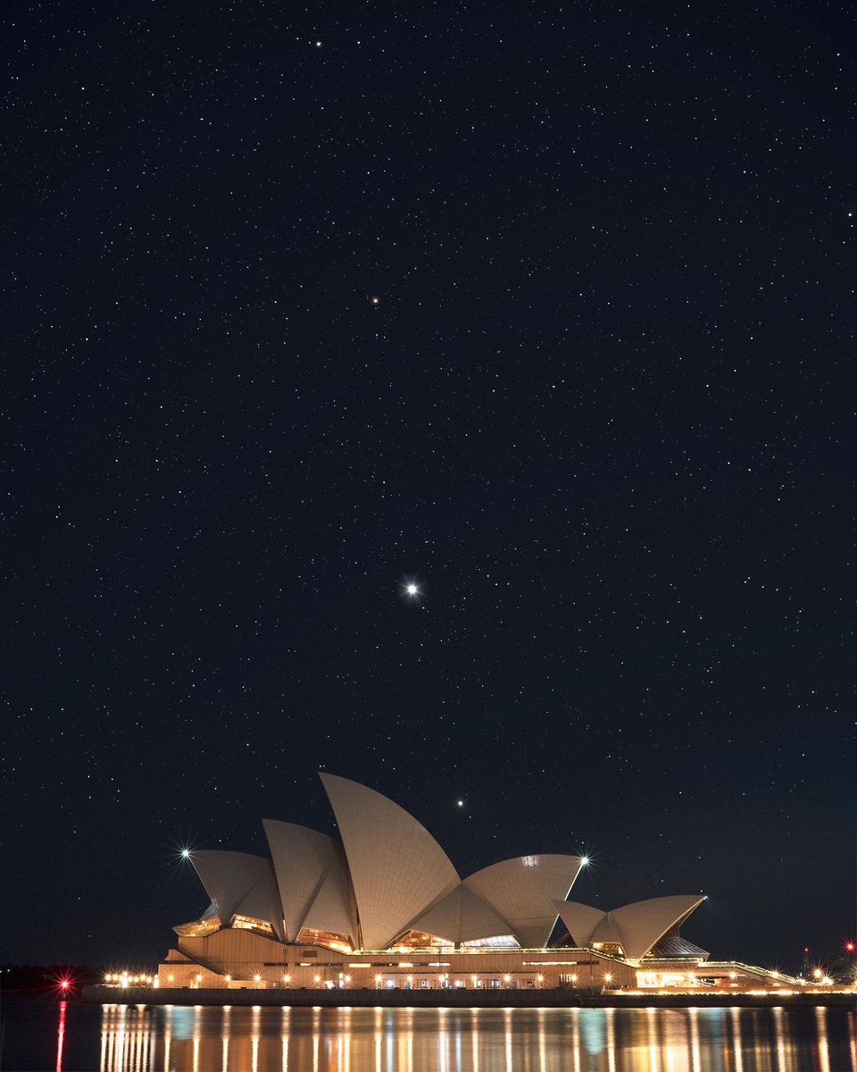 viewsfrance's tweet photo. Un alignement exceptionnel des planètes Vénus, Mars, Saturne, Jupiter et Neptune a été observé ce week-end. 

Il a notamment été photographié au dessus de l’Opéra de Sydney 🌌 https://t.co/VL4KV5lkqj
