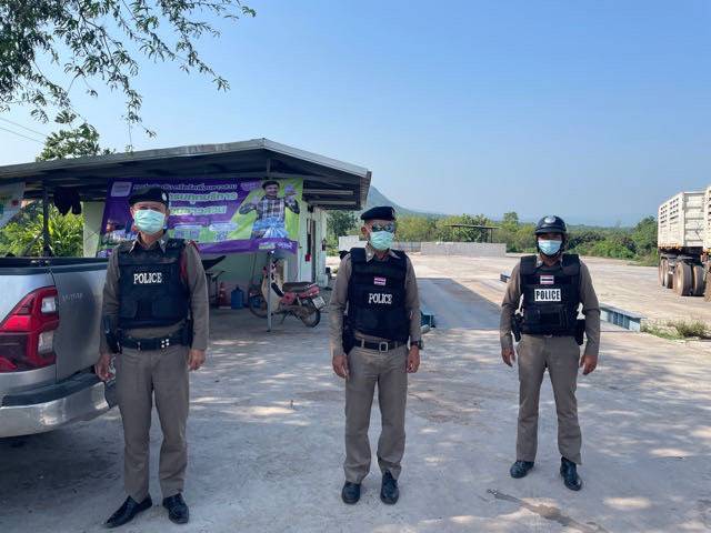 เวลา 08.00 น. ร.ต.อ.สุรสิทธิ์ สมสิทธิ์ รอง.สว.(ป.)ฯ ร้อยเวร 20 เรียกแถวชุดสายตรวจ ชุดจราจร เข้าแถว เคารพธงชาติ ตรวจความพร้อม ชี้แจงการปฏิบัติ ก่อนปล่อยแถว ออกตรวจพื้นที่อำเภอภูหลวงตำรวจภูหลวง พร้อม ดูแลประชาชน <a href="/tri333/">ชีพธรรม คำวิเศษณ์</a>