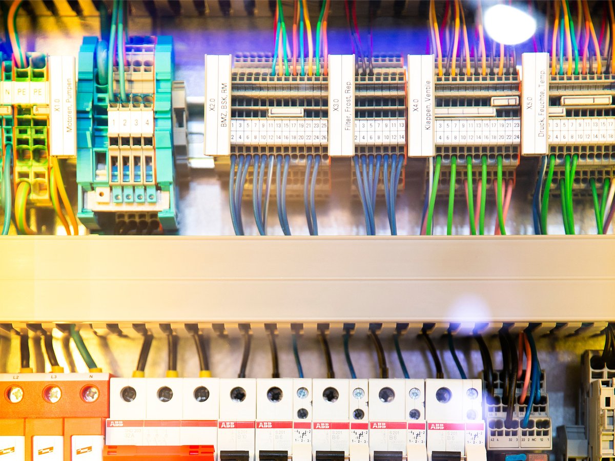 Am Pariser Klimaabkommen haben 196 Staaten zugesagt, den Temperaturanstieg auf unter zwei Grad zu begrenzen. Eine Möglichkeit ist die Sektorkopplung: Es geht darum, die Strom-, Wärme- und Verkehrsnetze smart miteinander zu verknüpfen, um Synergien und Energien optimal zu nutzen.