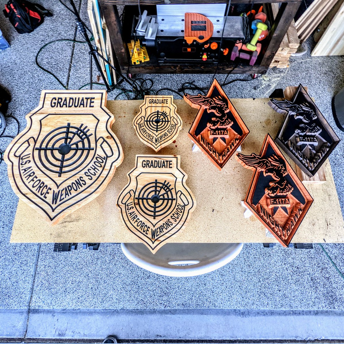 BlazingCacti's tweet photo. Happy Monday everyone! Time to get a couple coats of poly laid down and wrap these up!
#usaf #usafws #usafweaponsschool #weaponsschool #graduate #airforce #fighterpilot #nighthawk #f117 #stealth #woodwork #woodworking #cnc #art #decor #sign #plaque #award https://t.co/GaAvUTPD7q