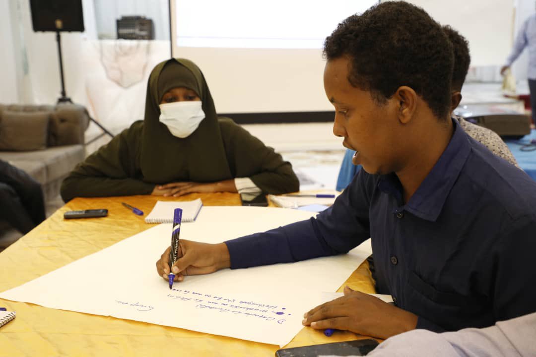 FESOJ_SOMALIA's tweet photo. On the second day of #FESOJ organised 2 day training:  Participating journalists discuss the importance of Press freedom and Freedom of expression. The workshop has been funded by @UNSomalia https://t.co/nGRSOJP7dk