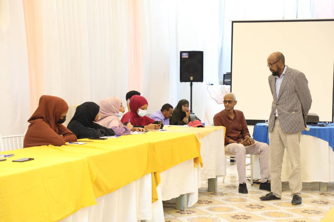 FESOJ_SOMALIA's tweet photo. On the second day of #FESOJ organised 2 day training:  Participating journalists discuss the importance of Press freedom and Freedom of expression. The workshop has been funded by @UNSomalia https://t.co/nGRSOJP7dk
