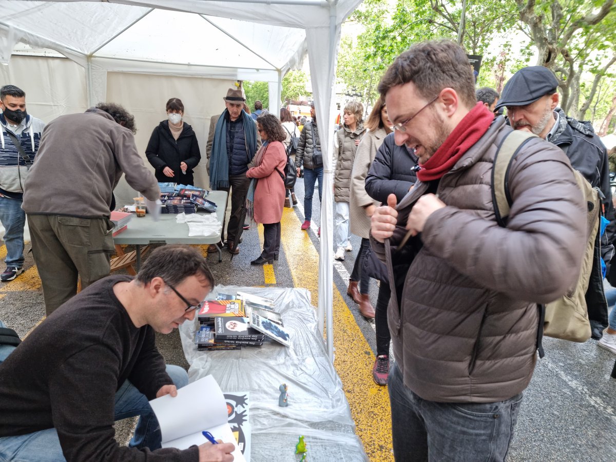 SerialEdiciones's tweet photo. @SerialEdiciones agradece a tod@s las personas que nos visitaron en #SantJordi 2022 y con las que pudimos compartir momentos irrepetibles. @GrupMTM @esmiradioes @JoseLuisMateo @MariaTortosa @miguelangeljimen  @ALBERT20051  @joanmartinezvergel #federiconavarro #lorenaprieto https://t.co/zTzmaAHyDD