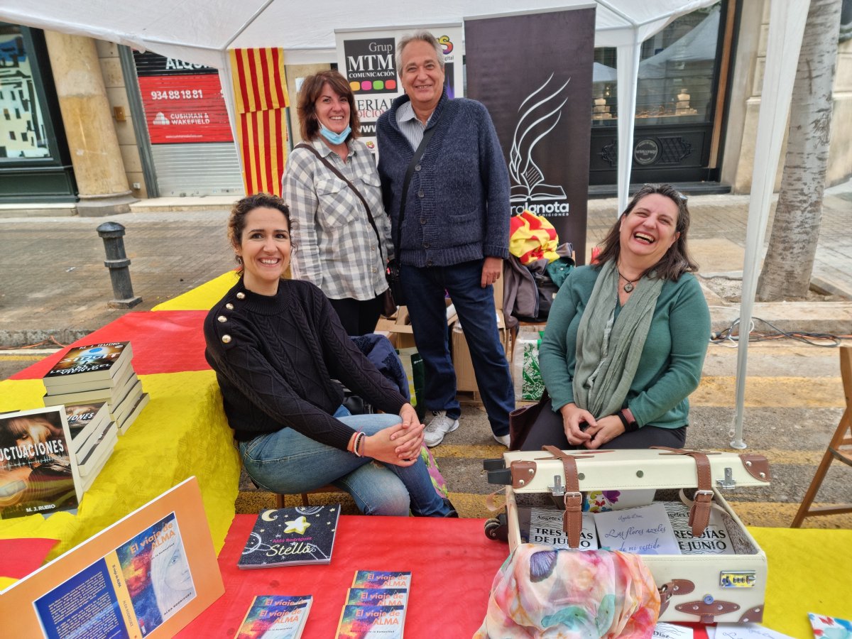 SerialEdiciones's tweet photo. @SerialEdiciones agradece a tod@s las personas que nos visitaron en #SantJordi 2022 y con las que pudimos compartir momentos irrepetibles. @GrupMTM @esmiradioes @JoseLuisMateo @MariaTortosa @miguelangeljimen  @ALBERT20051  @joanmartinezvergel #federiconavarro #lorenaprieto https://t.co/zTzmaAHyDD