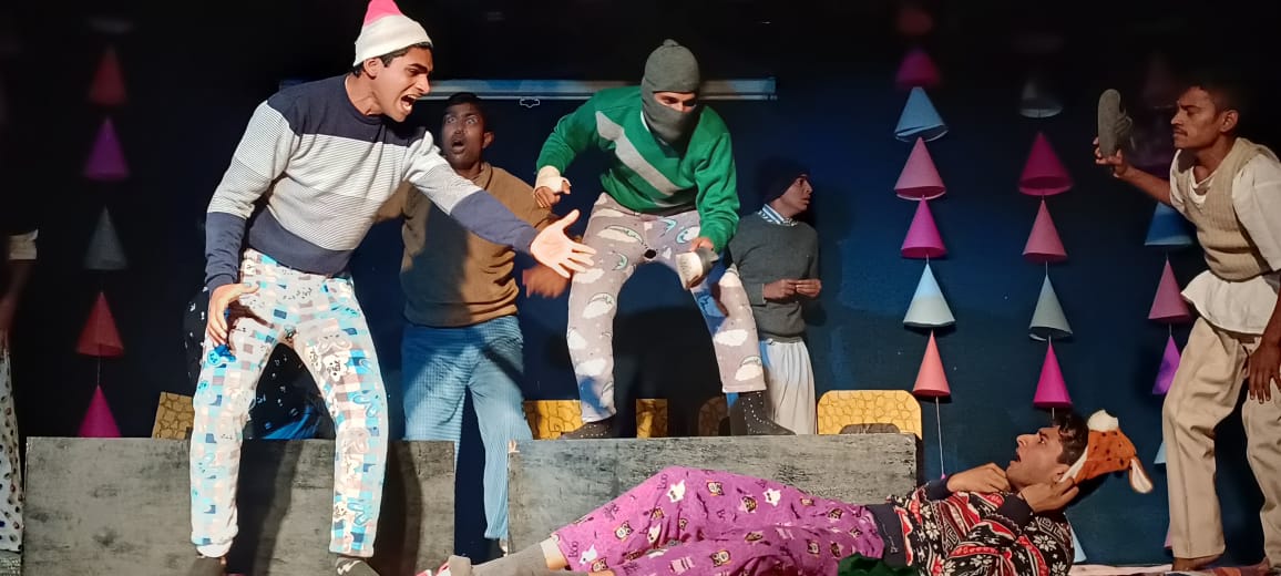 sukhmanch's tweet photo. Sukhmanch Theatre performed play 'Trains, Trees &amp; Thieves' directed by @ShilpiMarwaha, at Dayal Singh College, University of Delhi. #theatre https://t.co/yc7VBLoDIB