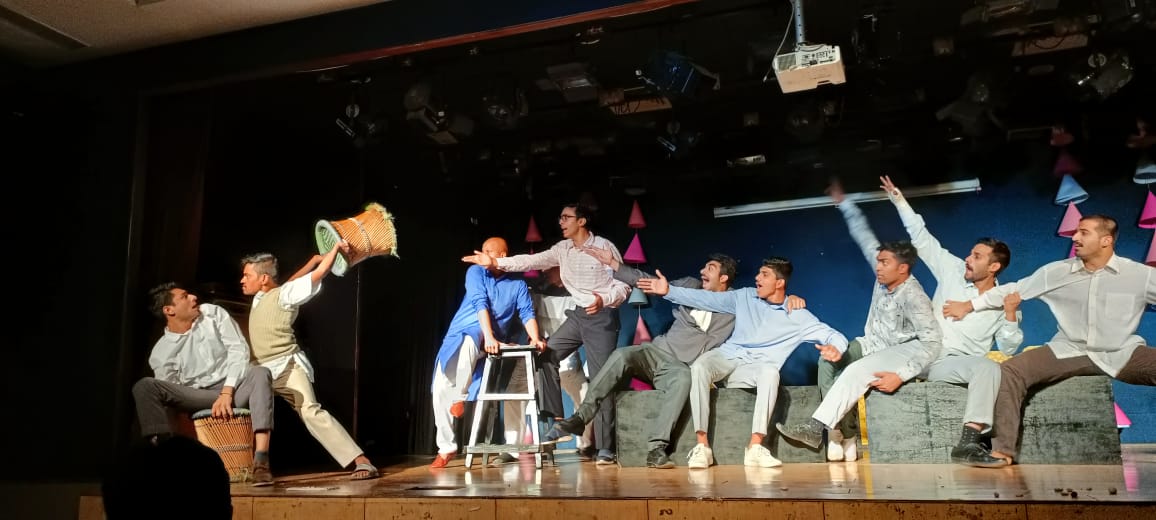 sukhmanch's tweet photo. Sukhmanch Theatre performed play 'Trains, Trees &amp; Thieves' directed by @ShilpiMarwaha, at Dayal Singh College, University of Delhi. #theatre https://t.co/yc7VBLoDIB