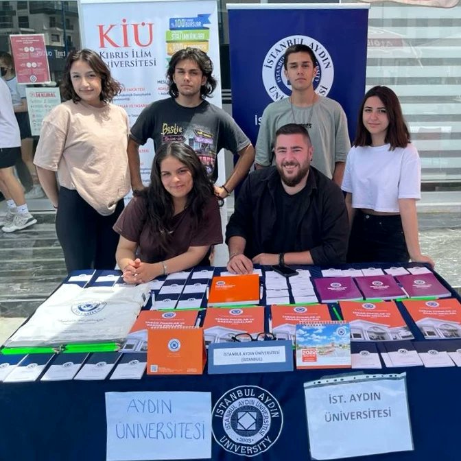 Çiğli Bil Koleji'nin (<a href="/bilkolejicigli/">BİL KOLEJİ ÇİĞLİ</a>) düzenlemiş olduğu "Üniversite Tanıtım Fuarı" etkinliğinde yer aldık. (<a href="/iaukampus/">İstanbul Aydın Üniversitesi</a>) olarak, standımızda öğrencilere eğitim fırsatlarımız hakkında bilgi verdik. Değerli davetleri ve öğrencilerinin katılımları için teşekkür ederiz. (<a href="/iautanitim/">İAÜ Halkla İlişkiler ve Tanıtım</a>)
