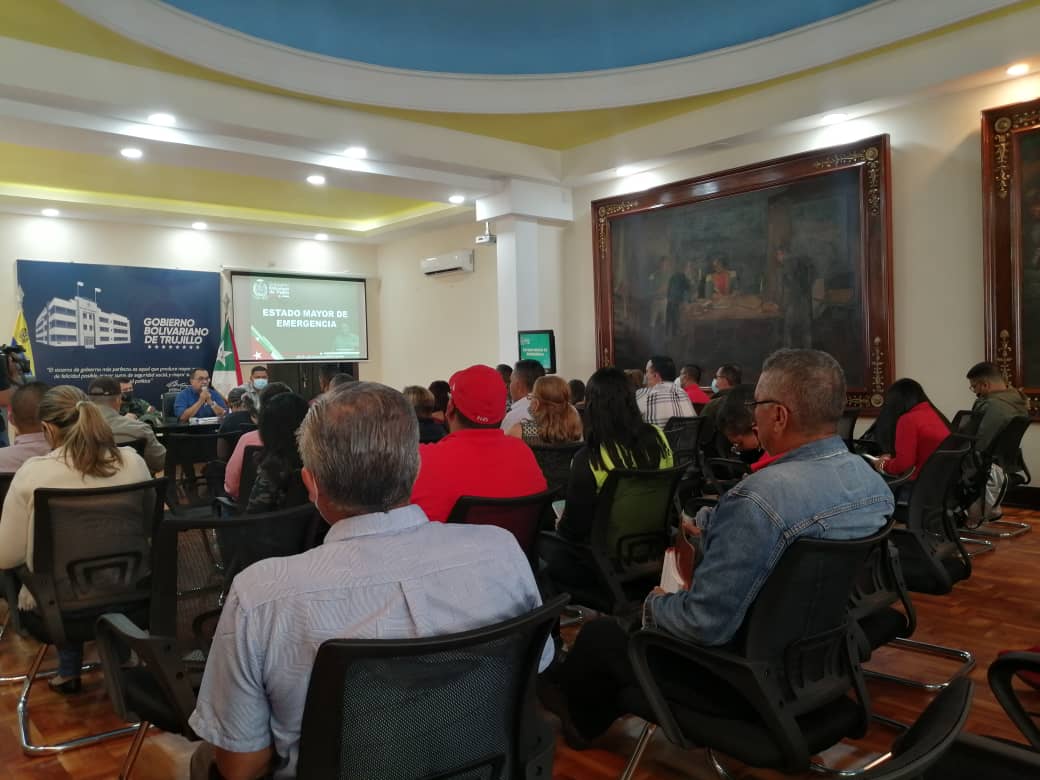 Desde el Salón Elíptico de la Gobernación, se desarrolla junto al GD Julio Yépez, Secretario General de Gobierno, una mesa de trabajo para evaluar las acciones desarrolladas en el marco del Plan Especial que he orientado para atender las emergencias ocasionadas por las lluvias.