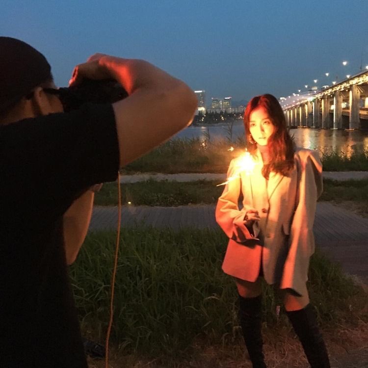 throwbackjisoo's tweet photo. the set up                          the shot https://t.co/s128gfy2MD