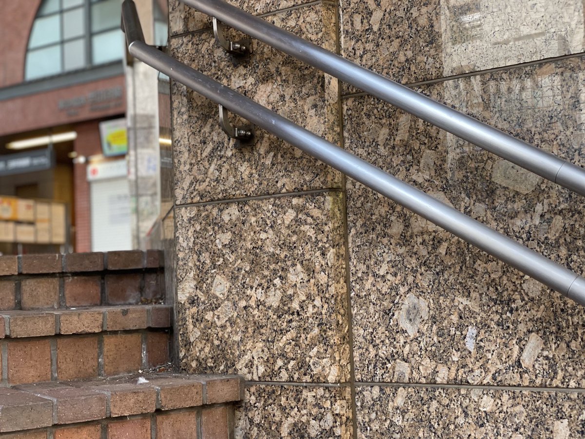 aichi_granite's tweet image. 東急世田谷線三軒茶屋駅北側階段壁の石材は「ジャロベネチアーノ・フィオリート」。ブラジル産の斑状花崗岩。#街の中で見つかるすごい石 #街角地質学