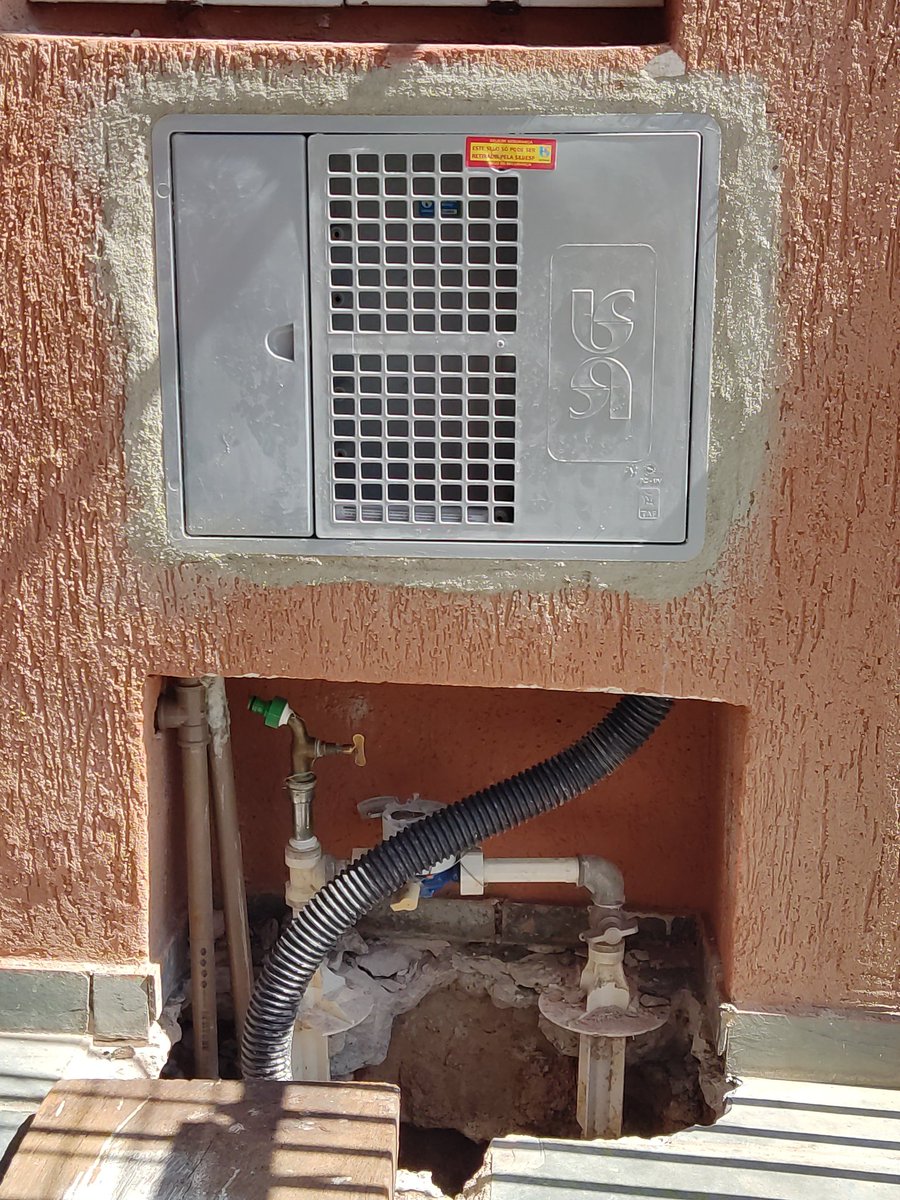 Alexscaje's tweet photo. Aí @sabesp caixa instalada, encanamento instalado, agora só faltava vcs virem instalar os hidrômetros. Como não veio o jeito é ligar direto, né mesmo? Assim não perco o serviço que mandei fazer. #sabesp #atendimentodemerda #descasocomcliente https://t.co/ym4n6eG1Op