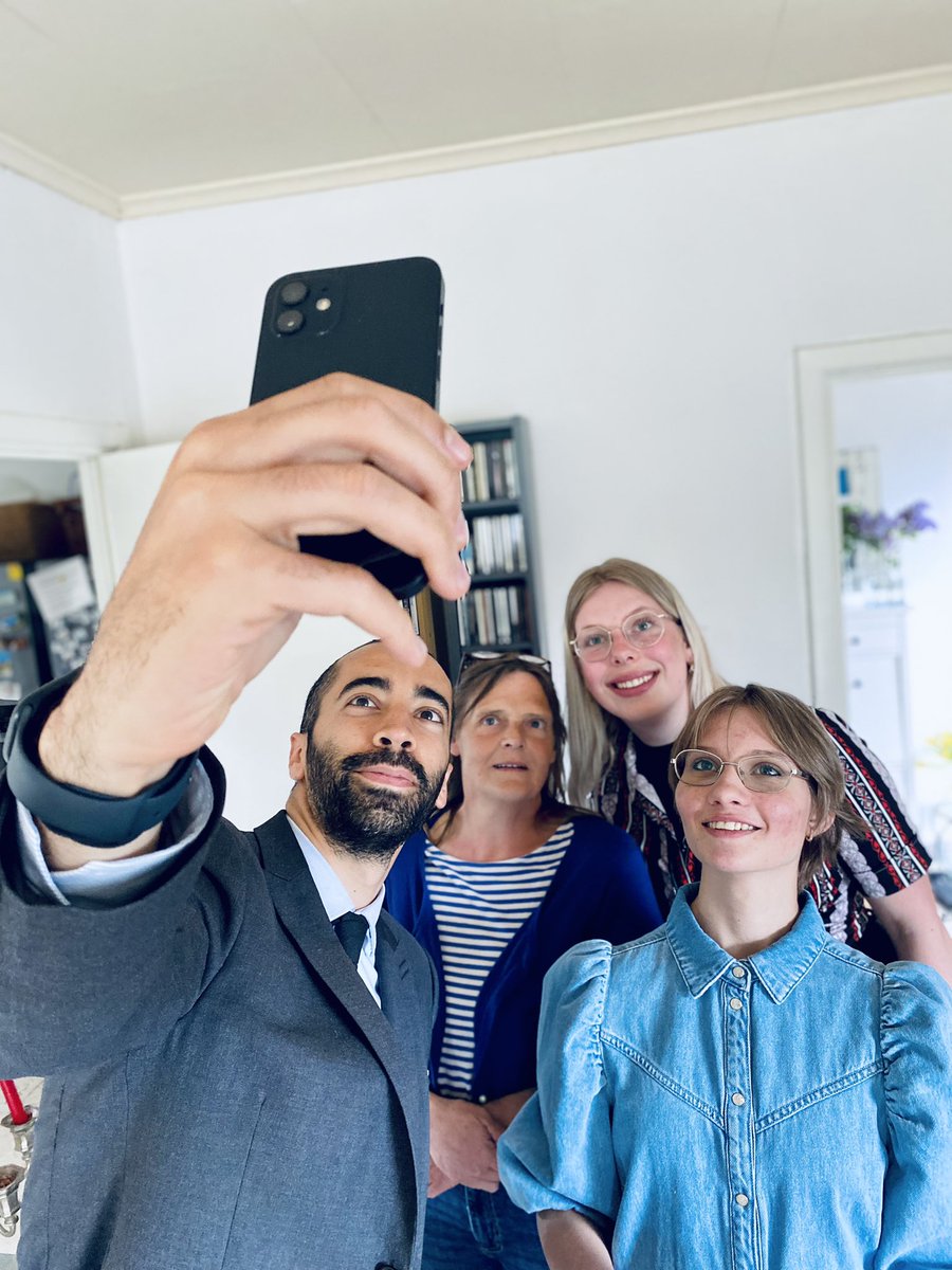 📸 Linda (17) vluchtte door de oorlog op haar eentje weg uit Oekraïne. Intussen woont ze al vier weken bij een pleeggezin in Vinderhoute. <a href="/SammyMahdi/">Sammy Mahdi</a> en <a href="/wbeke/">Wouter Beke</a> brachten haar vandaag een bezoek samen met <a href="/vrtnws/">VRT NWS</a>, <a href="/Nieuwsblad_be/">Nieuwsblad.be</a> en <a href="/avstelevisie/">AVS Oost-Vlaamse Televisie</a>. 🇺🇦✨ #kansrijkopgroeien #wijsamen