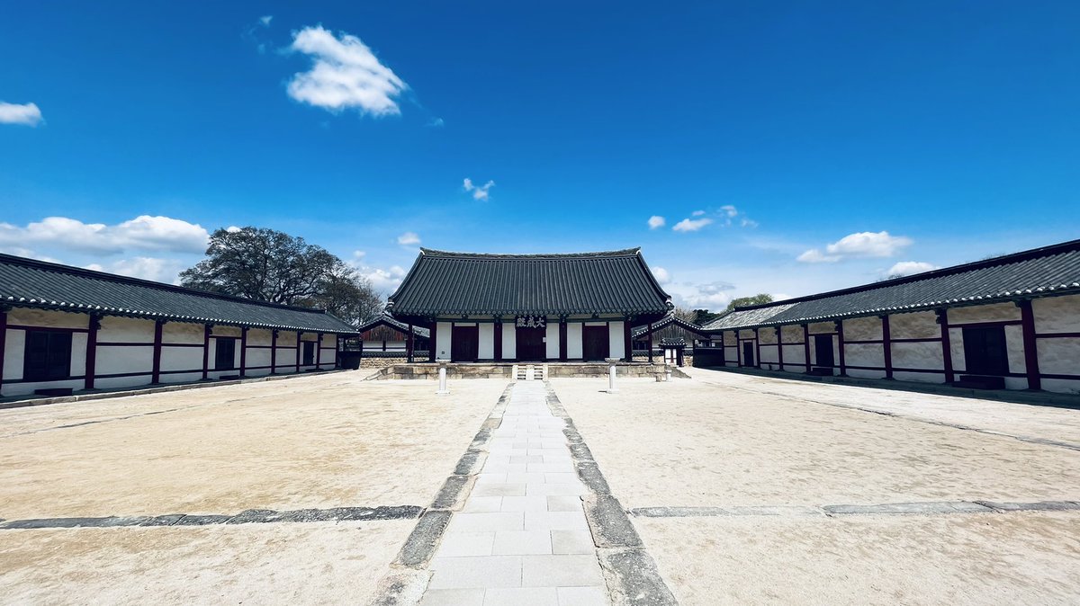 경주 향교 대성전. 원래 이 자리에는 신라시대 최고교육기관인 국학이 있었다고 전해진다. 이후 고려시대에는 향학, 조선시대에 향교로 바뀌어 지금까지 전해진다. 현재의 건물은 조선 성종 1492년 서울 성균관의 제도를 참고해 고친 것을 임란 이후인 1600년 재건한 것이다.