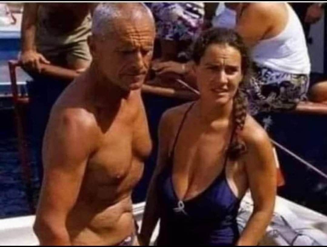 🌺İNSAN VE DÜNYADAKİ GERÇEK ROLÜ🙏🧿🌈
  Ünlü İtalyan dalgıç Enzo Mallorca, Syrecuse'de denize daldı ve bir yandan da teknede bulunan kızı Rossana ile konuşuyordu.
 Tam tekneye çıkmaya hazırlanırken, sırtına hafifçe vuran bir şey hissetti. Dönüp bakınca, bir yunus gördü. ++