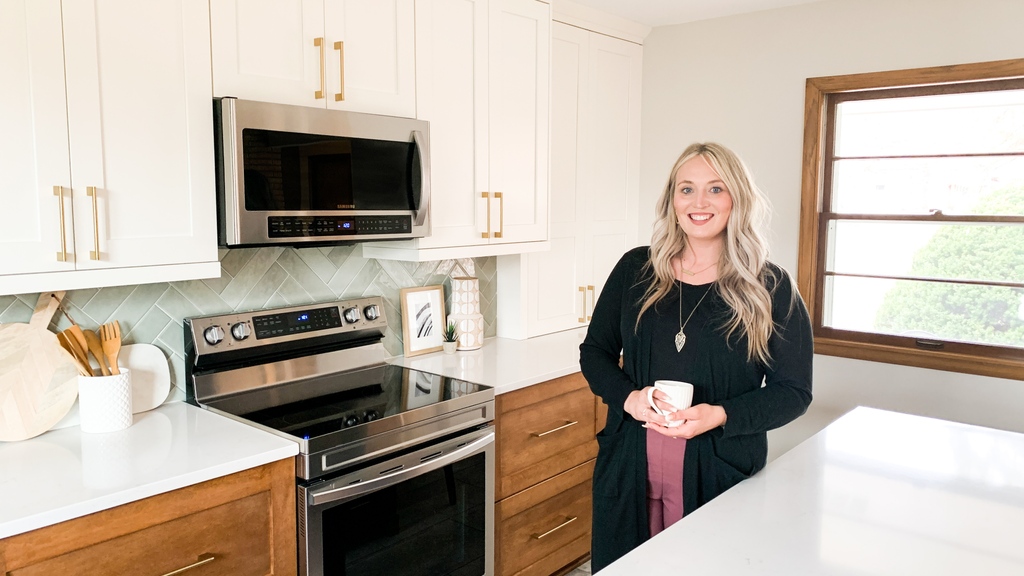 We're excited to share more of this newly finished kitchen designed by our very own Bre Haefner!

#StudioMDesignCenter #StudioMKitchenAndBath #wynnbrookecabinetry #kitchendesigners #cabinetrydesign #transitionaldesign
