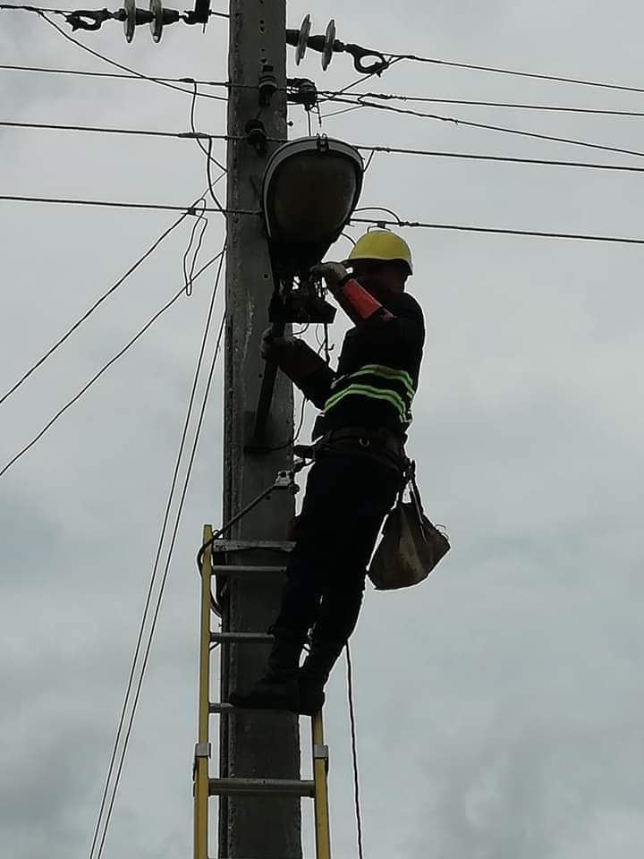 granma_empresa's tweet photo. Los Linieros de la UEB de Media Luna inmersos en las labores de rehabilitación del alumbrado público en la zona montañosa del Plan Turquino, como parte del ejercicio por el Día Nacional de la Defensa. 
Por un #1roMayo de Júbilo y de Victorias 
#CubaViveYTrabaja
#EléctricosGranma https://t.co/Ky0EbKE2dk