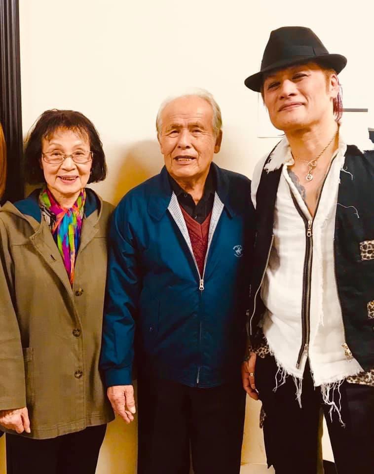 undeadspaceman's tweet photo. “此の親にして此の子あり”

両親の人生の半分...出来の悪い馬鹿長男に対する我慢に感謝しかない。　　
いつまでも元気でいてください。

そして、弟と義理の妹へあらためて感謝。
無茶苦茶な兄貴を理解してくれてありがとう！

By Tatsu🌹🎶🌹 https://t.co/YyDKoRWgld