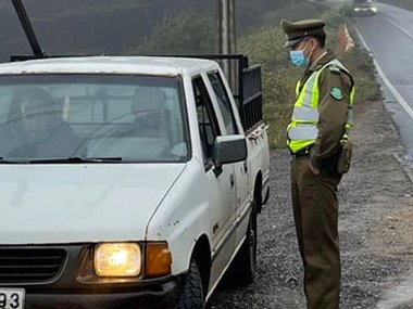 Carab_Maule's tweet image. Carabineros de la zona costera de la comuna de #Pelluhue en la Ruta M-80-N Km.8,5 playa #ElPez, realiza servicios preventivos durante los días de lluvias, para evitar accidentes de tránsito. Se instó a utilizar el cinturón de seguridad permanentemente👮☔🚗🚛👮🏻.