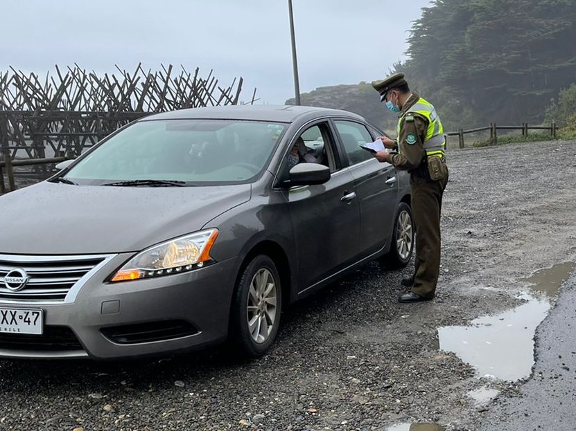 Carab_Maule's tweet image. Carabineros de la zona costera de la comuna de #Pelluhue en la Ruta M-80-N Km.8,5 playa #ElPez, realiza servicios preventivos durante los días de lluvias, para evitar accidentes de tránsito. Se instó a utilizar el cinturón de seguridad permanentemente👮☔🚗🚛👮🏻.