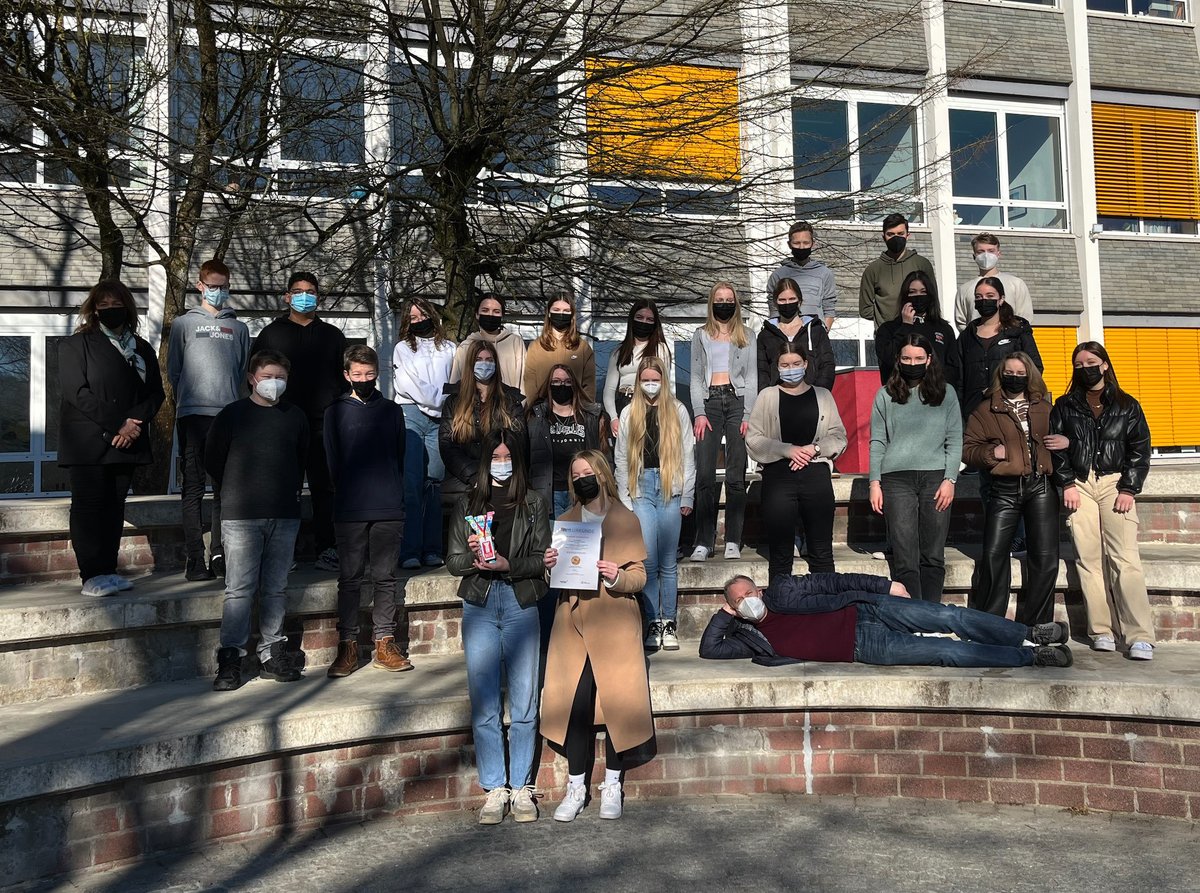 mathe_im_leben's tweet photo. Gewinner*innen im #MatheimAdvent #Klassenspiel 2021 haben uns Fotos geschickt ❤️ 3A Doktor-Eisenbarth-Schule | HB-AG Heinrich-von-Kleist-Schule | 9b Gymnasium Stadt Lennestadt. Preise von @Springer_Spektr @buddybearberlin @Mathematikum #edding #explorhino MUED e.V. #RittelVerlag https://t.co/BgkuPzsAao