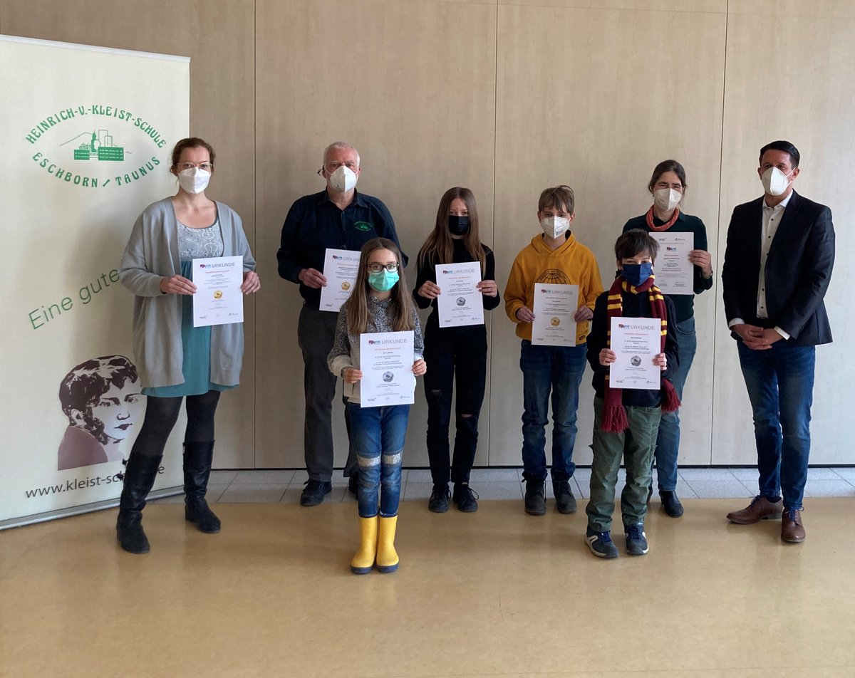 mathe_im_leben's tweet photo. Gewinner*innen im #MatheimAdvent #Klassenspiel 2021 haben uns Fotos geschickt ❤️ 3A Doktor-Eisenbarth-Schule | HB-AG Heinrich-von-Kleist-Schule | 9b Gymnasium Stadt Lennestadt. Preise von @Springer_Spektr @buddybearberlin @Mathematikum #edding #explorhino MUED e.V. #RittelVerlag https://t.co/BgkuPzsAao