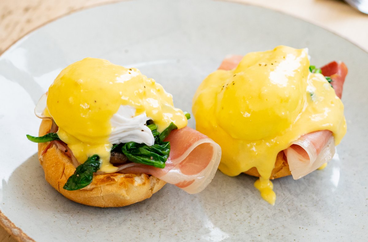 ☀️SUNNY SIDE UP!☀️

We like our eggs fresh!

<a href="/saplingeggs/">The Egg Lady</a> in #Cheshire delivers our eggs straight from the farm, and our team transform them into this delightful breakfast dish - poached on a toasted muffin with hollandaise sauce 😍

<a href="/aidenbyrne/">Chef Aiden Byrne</a> #Lymm