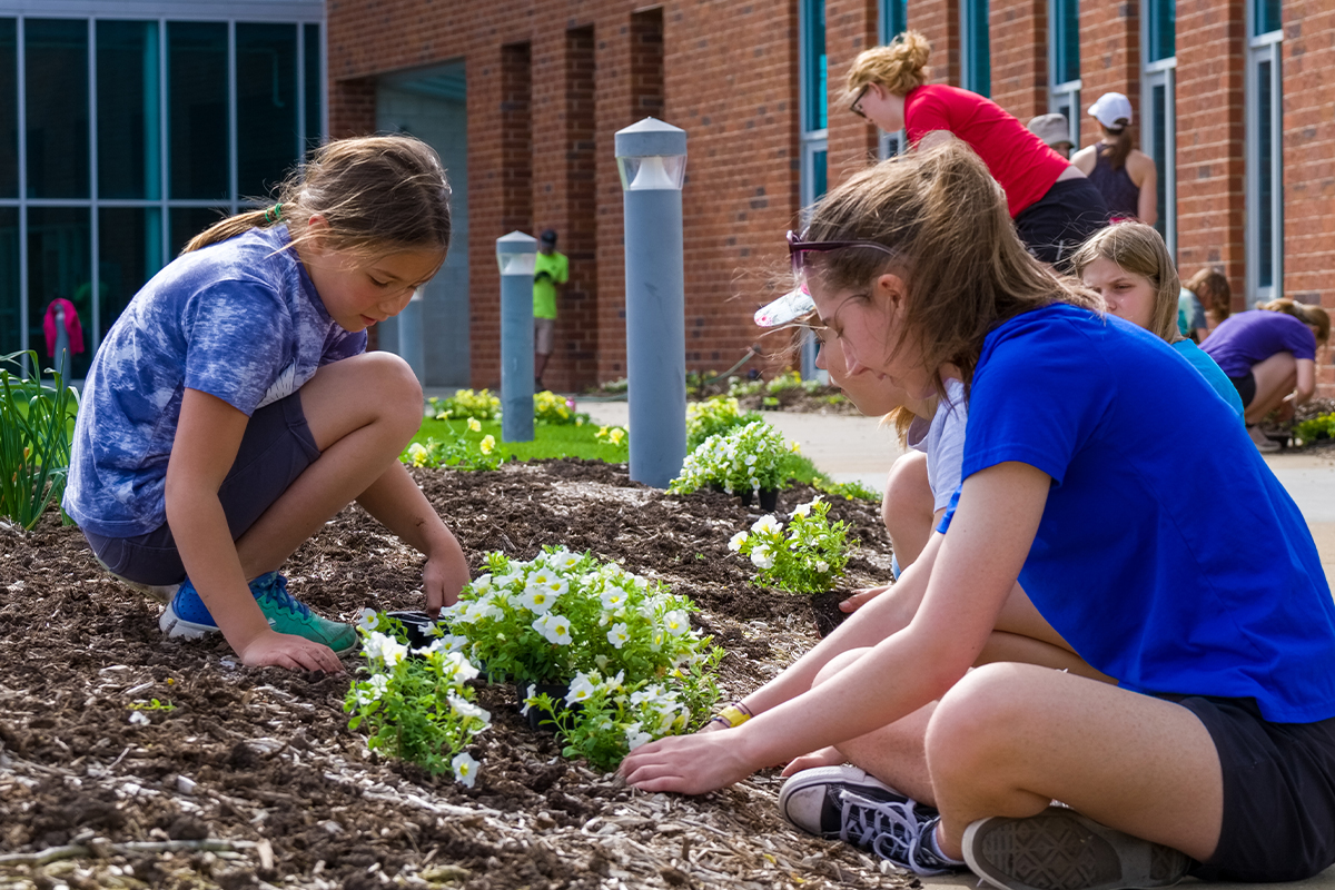 cityofofallon's tweet photo. To celebrate Earth Day, @Vol_OFallon cleaned up creek banks and planted hundreds of plants at O'Fallon City Hall, Civic Park and the Renaud Center. Thank you, volunteers!
Want to give back to your community? Find more volunteer opportunities at https://t.co/bvRlc9UfRz. https://t.co/1Lxhoe56Vs