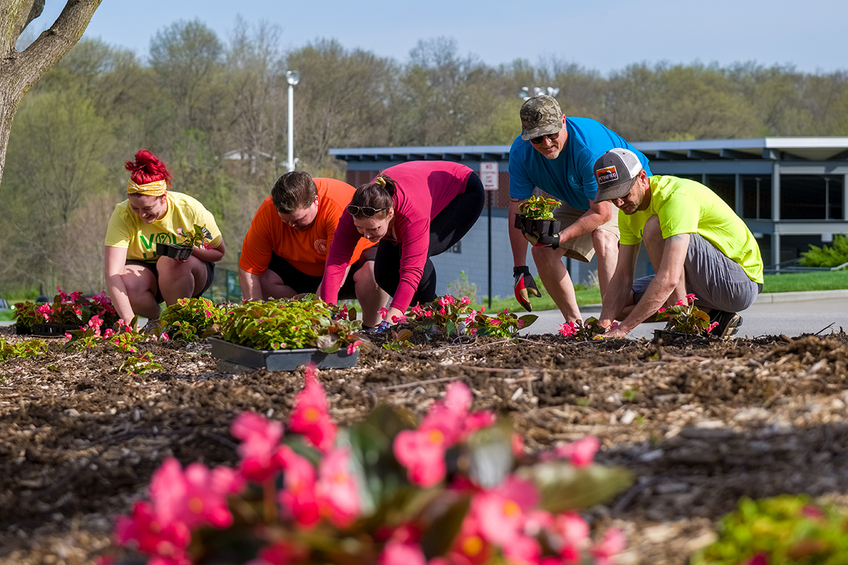cityofofallon's tweet photo. To celebrate Earth Day, @Vol_OFallon cleaned up creek banks and planted hundreds of plants at O'Fallon City Hall, Civic Park and the Renaud Center. Thank you, volunteers!
Want to give back to your community? Find more volunteer opportunities at https://t.co/bvRlc9UfRz. https://t.co/1Lxhoe56Vs