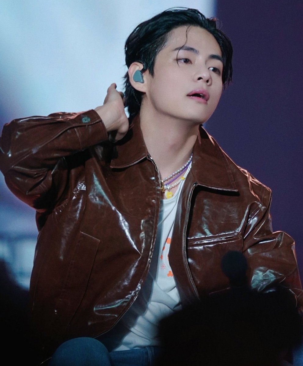 FORTAEKOOK_'s tweet photo. [INFO] O perfil do Taehyung no instagram agora tem o maior valor econômico, chegando a quase 4 milhões em reais. Ultrapassando artistas como, Christiano Ronaldo, Ariana Grande, Selena Gomez, Kylie Jenner e outros. https://t.co/dym13R75yT