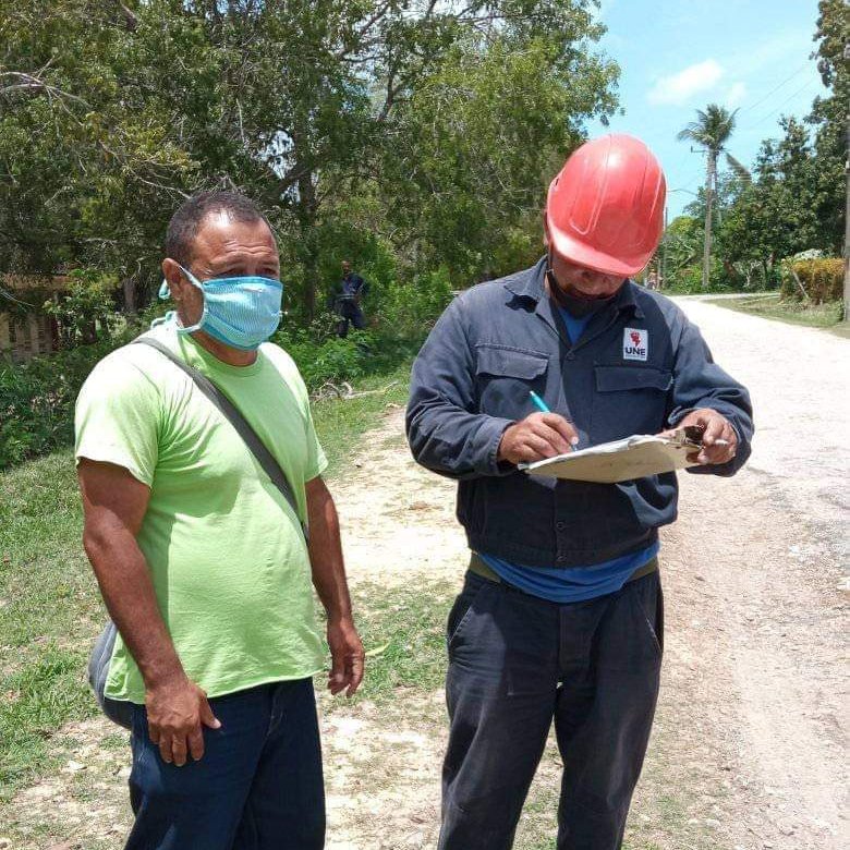 granma_empresa's tweet photo. Eléctricos manzanilleros de conjunto con el Delegado de la Circunscripción #56 Argelio López analizan la solución a los Planteamientos d los Electores del III Proceso de Rendición de Cuenta y los Planteamientos de Despacho
Se solucionaron 13 d ellos en el Poblado San Francisco. https://t.co/sSZ9Av98dU