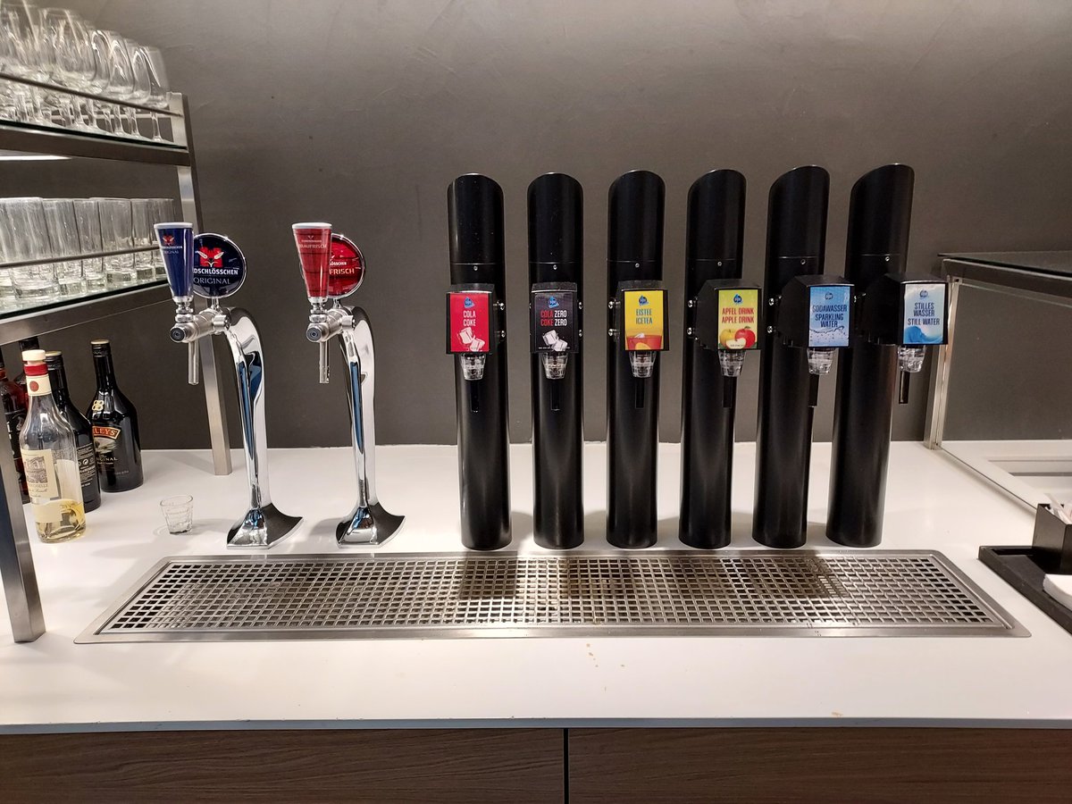 BettyVacation's tweet photo. @FlySWISS Ab wann? Senator Lounge Zürich gab es keine heute. https://t.co/m4nDYohXlv