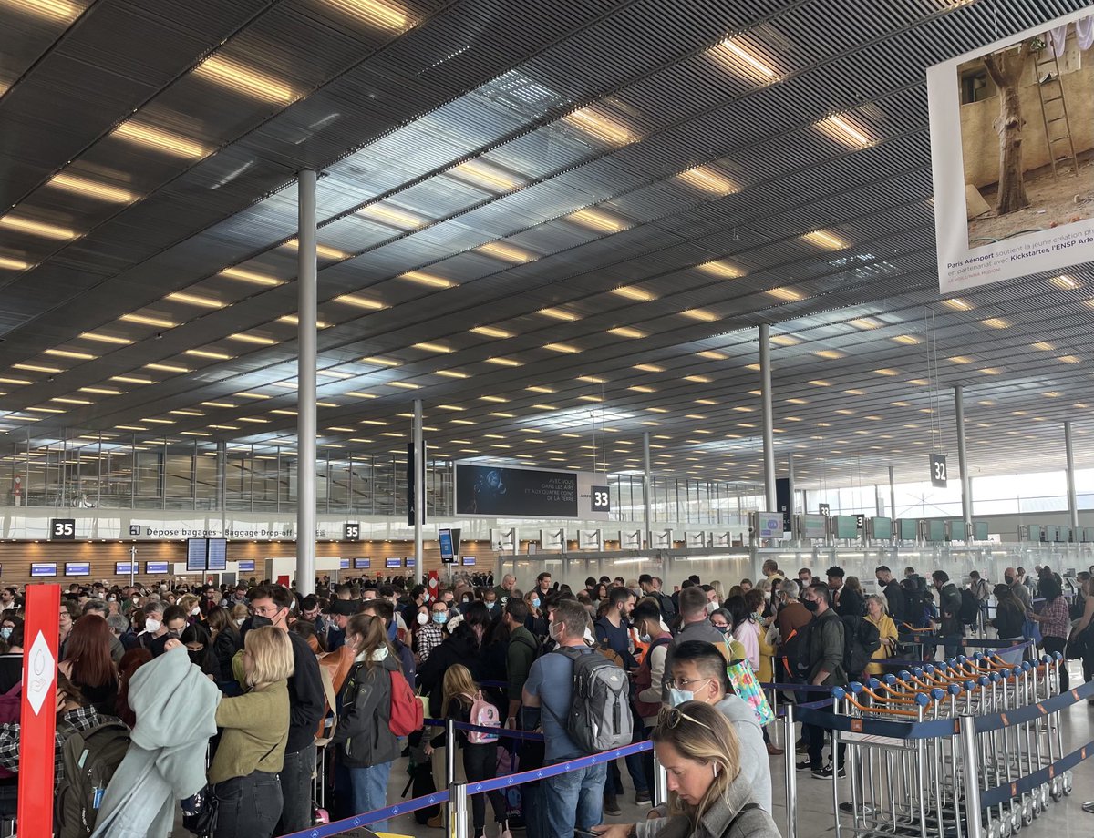 #orly #aeroportParis : 2 h de queue un lundi  #vacancesscolaires pour passer les contrôles pour des vols en #Europe. Vous êtes la honte de la France et un handicap pour le rayonnement de Paris ⁦<a href="/ParisAeroport/">Paris Aéroport</a>⁩ Un personnel désœuvré… impuissant…