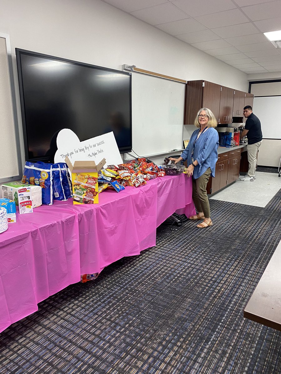 BhsMu's tweet photo. Successful Teacher appreciation day! MAO stepped up!!Key chains,breakfast, afternoon snacks and to finish off an amazing day, all teachers, paras, in class support, administrators and admin support got gift cards courtesy of MAO. #WinTheDay  #BridgelandBest https://t.co/xnzsy4RItu