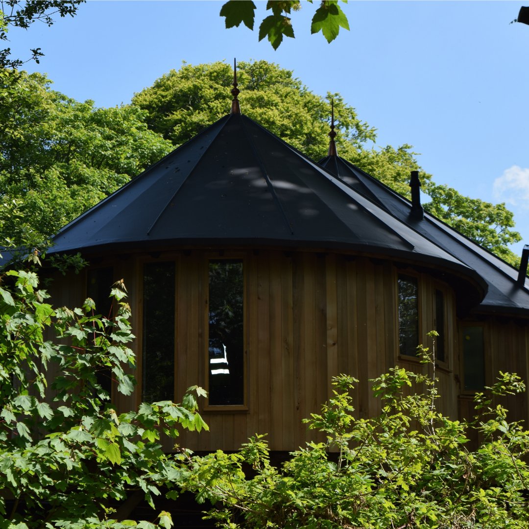 Rustic, romantic and full of little luxuries, the Treehouse on the Lake is the perfect getaway, whether you're relaxing or exploring all that Cornwall has to offer.
​
​luxurylodges.com/clowance/accom…