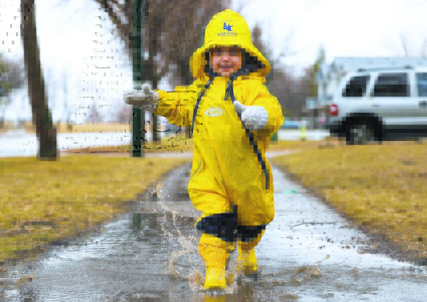 Grace Fisher, 3, plays in the rain Saturday. (Chelsea Kemp/The Brandon Sun) #bdnmb