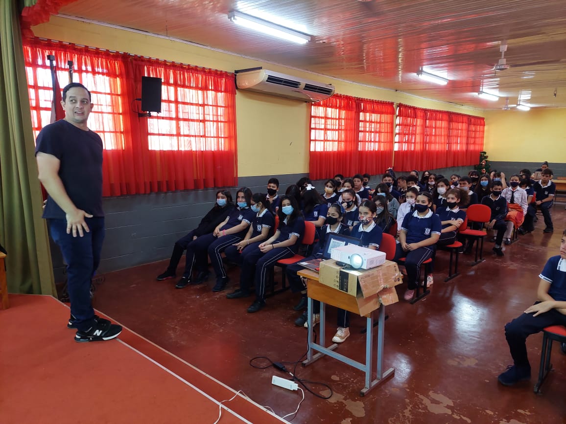redescoolpy's tweet photo. Terminando la 2da charla sobre el #autoestima con los alumnos del 7mo. De la escuela virgen del rosario, área 6, hernandarias. 🙌🇵🇾💪 https://t.co/kk8nwUCg0l